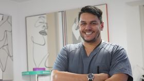 Medic estetician din București, acuzat că și-a jefuit fosta iubită! Suma pe care au găsit-o anchetatorii în casa lui